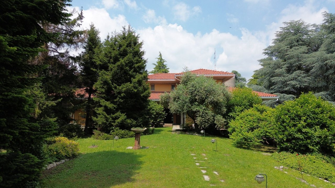 Vendita villa sul lago Monguzzo Lombardia foto 28