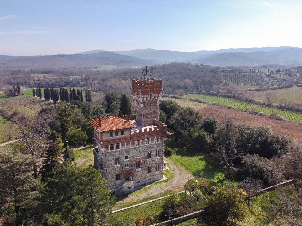 For sale castle in quiet zone Bucine Toscana foto 1