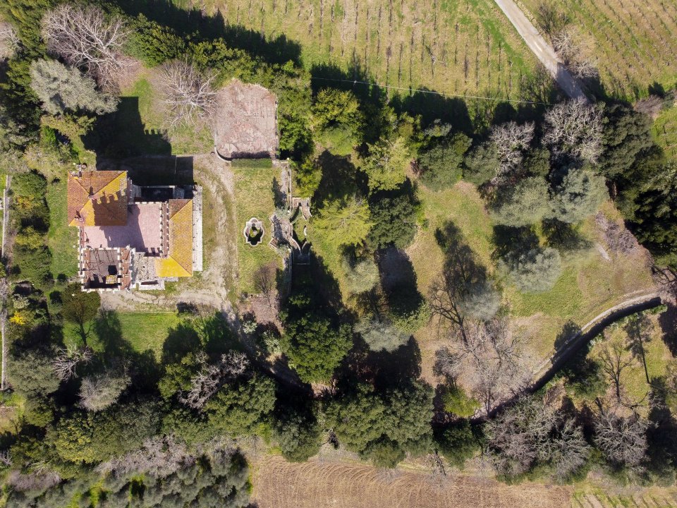 For sale castle in quiet zone Bucine Toscana foto 2
